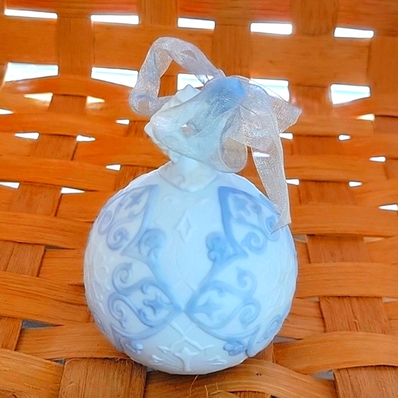 2005LLADRO XMAS BALL, CLASSIC YEARLY COLLECTIBLE PORCELAIN DECORATION - Picture 4 of 6